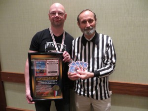 Walter Day (right)presents the Twin Galaxies trading card of Pinball Magazine to editor Jonathan Joosten